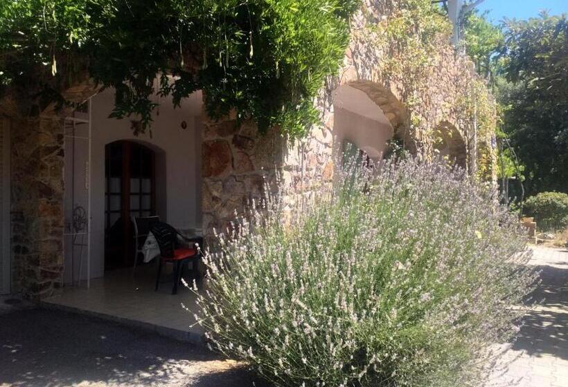 غرفة قياسية رباعية, Les Jardins D Arbousse