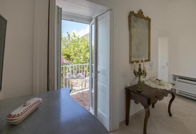 חדר סטנדרט לשלושה עם נוף לגינה, Palazzo Cacace Relais