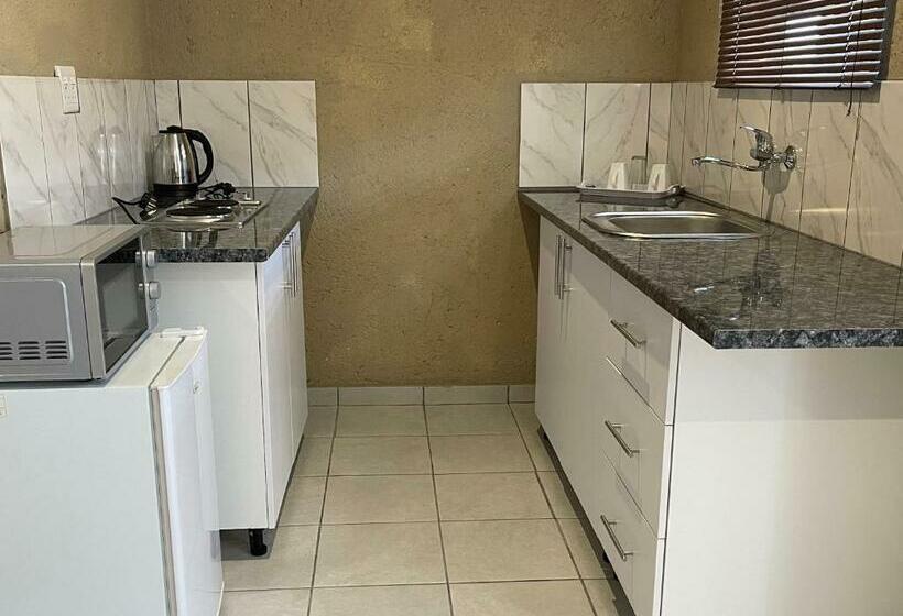 חדר משפחתי, Unit G Guest House