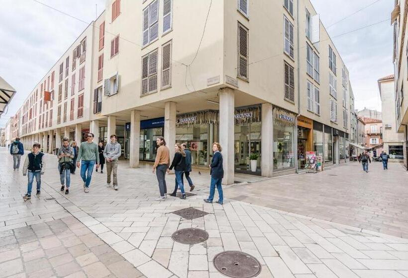 标准间, Neva Room With Private Bathroom