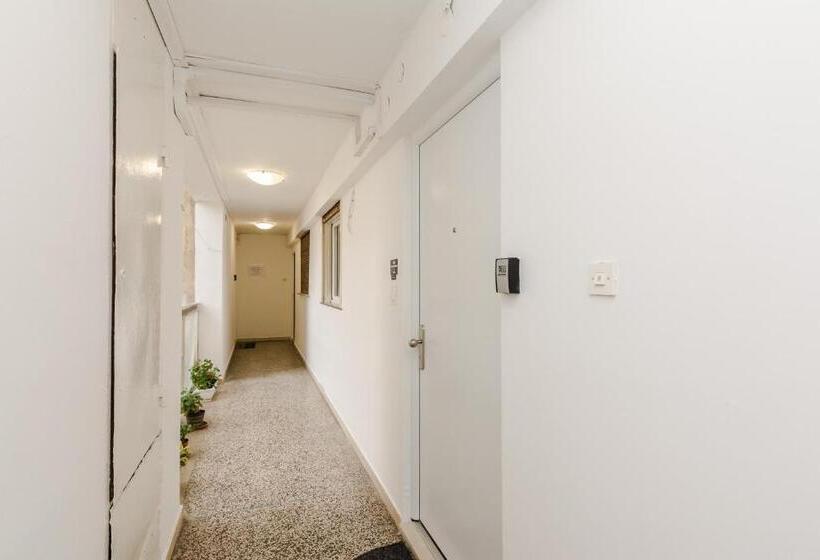 标准间, Neva Room With Private Bathroom