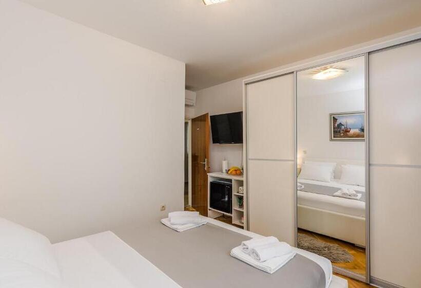 标准间, Neva Room With Private Bathroom