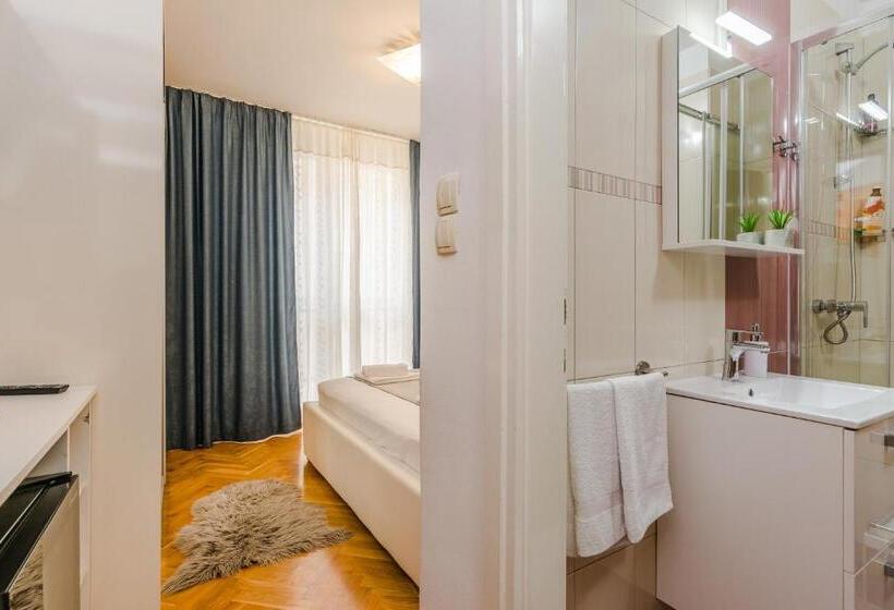 标准间, Neva Room With Private Bathroom