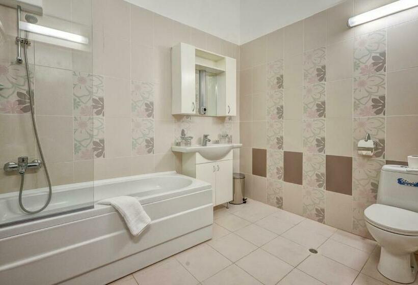 プールビューの3ベッドルームアパート, Continental Apartments