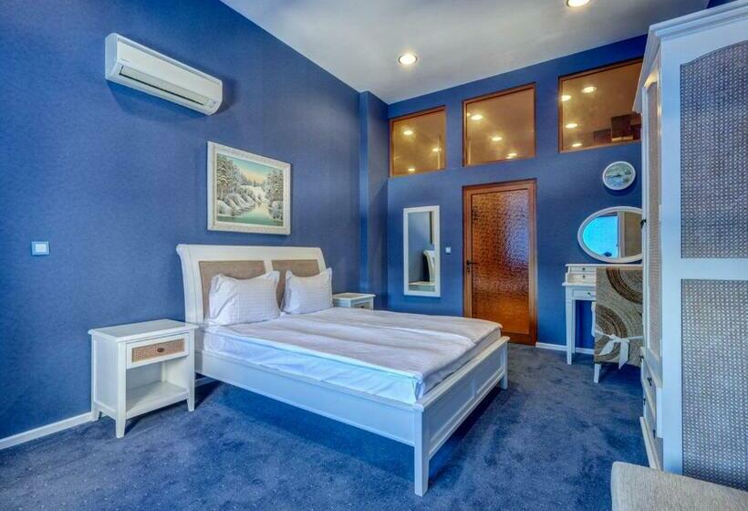 דירת 3 חדרי שינה עם נוף לבריכה, Continental Apartments