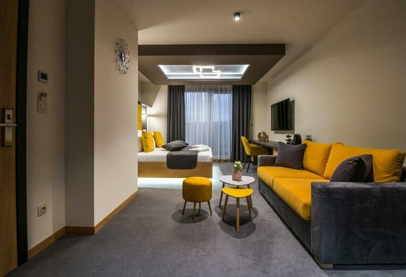 スタンダードスタジオ, Emar Hotel & Spa