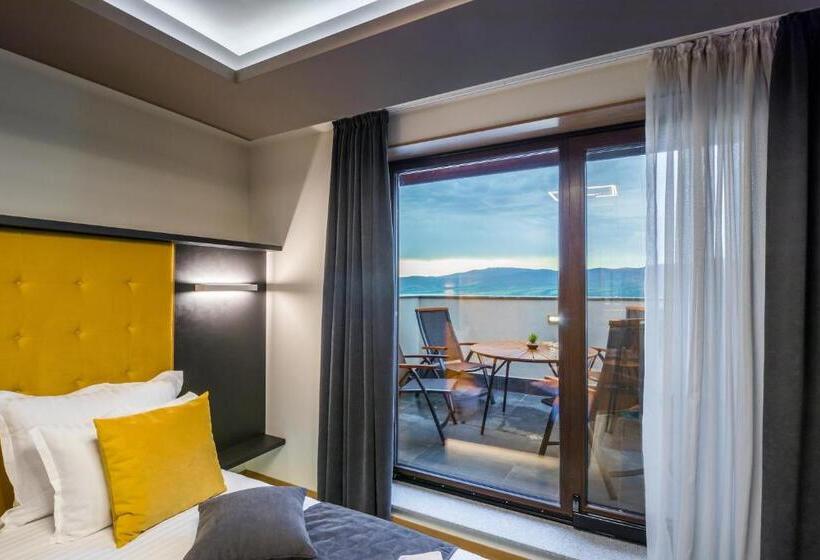 スタンダードスタジオ, Emar Hotel & Spa