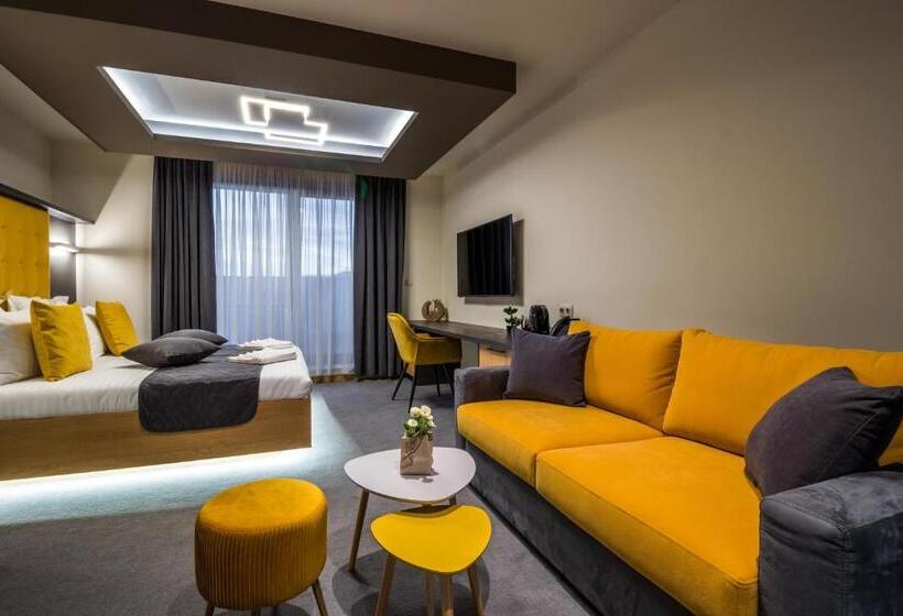 スタンダードスタジオ, Emar Hotel & Spa