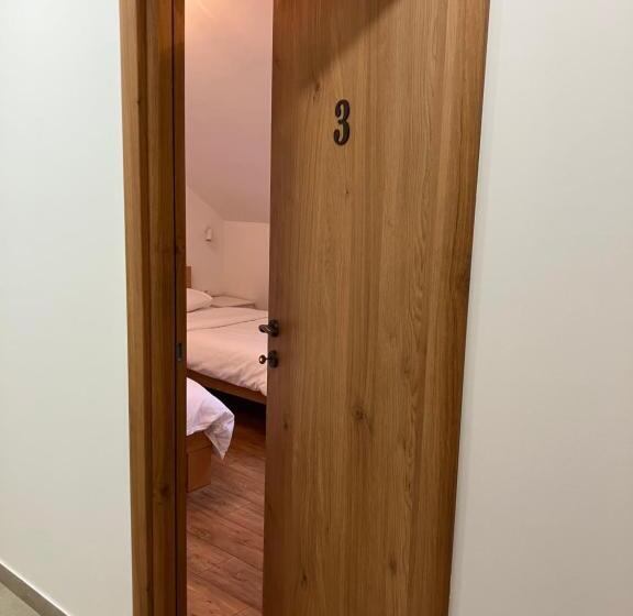 اتاق استاندارد سه نفره, Petlov Salaš Rooms