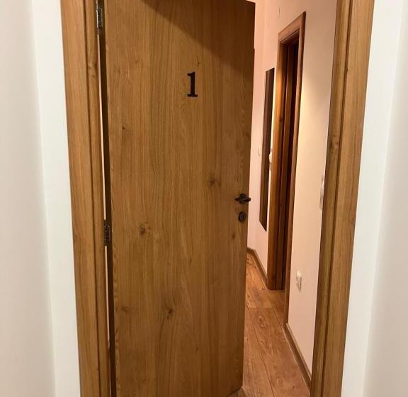 سوییت, Petlov Salaš Rooms