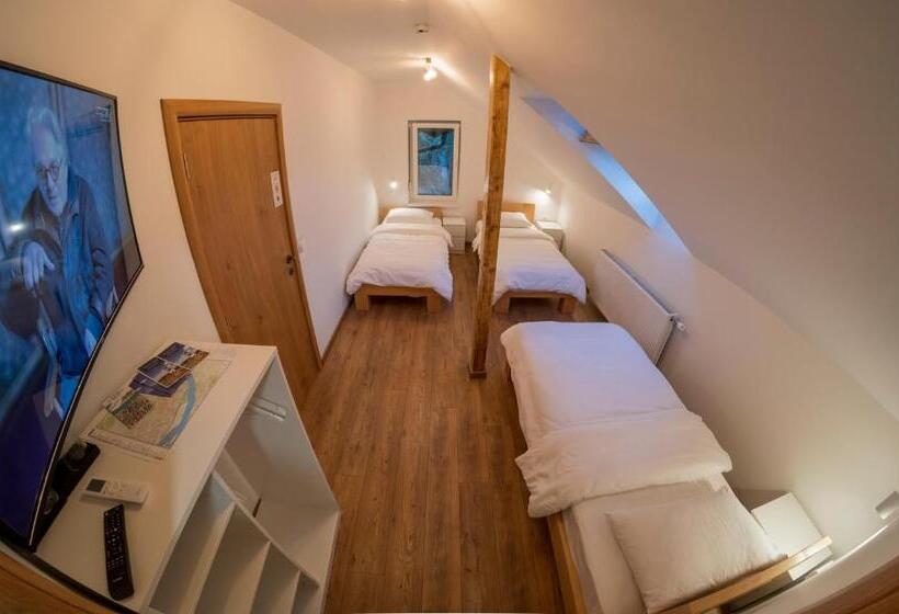 اتاق استاندارد سه نفره, Petlov Salaš Rooms