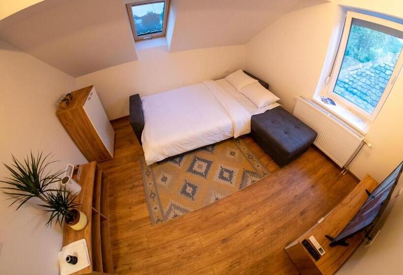 سوییت, Petlov Salaš Rooms