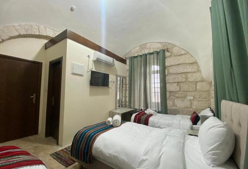 اتاق ساده سه نفره, Ma An Lil Hayat Boutique