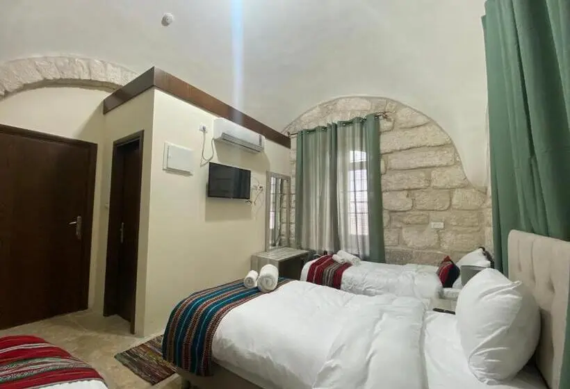 اتاق ساده سه‌ نفره, Ma An Lil Hayat Boutique