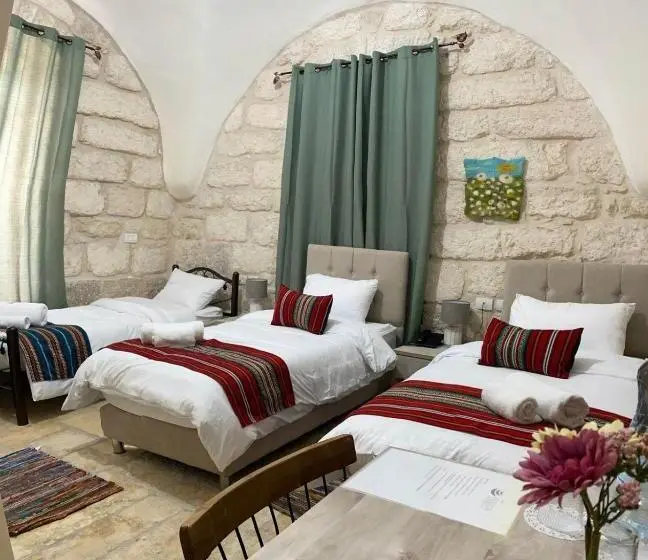 اتاق ساده سه‌ نفره, Ma An Lil Hayat Boutique