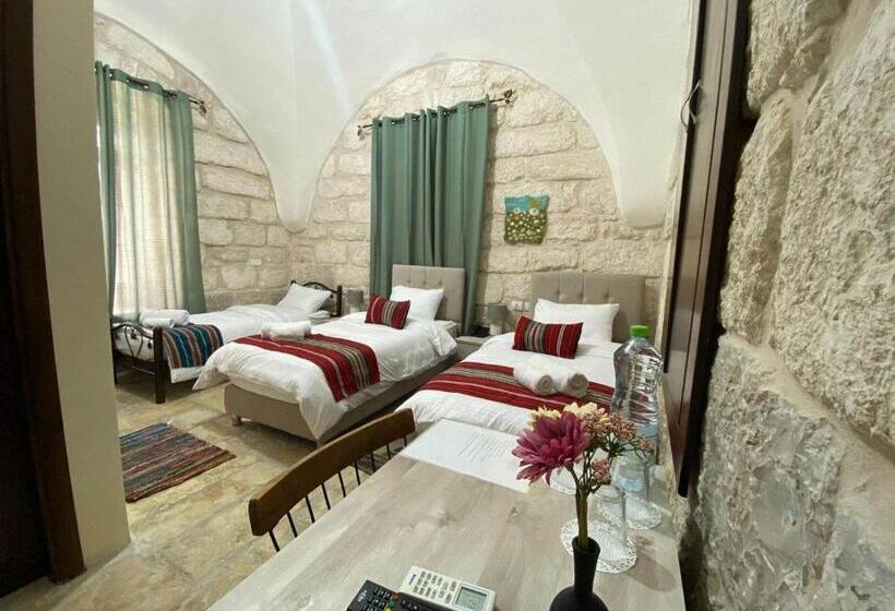 اتاق ساده سه‌ نفره, Ma An Lil Hayat Boutique