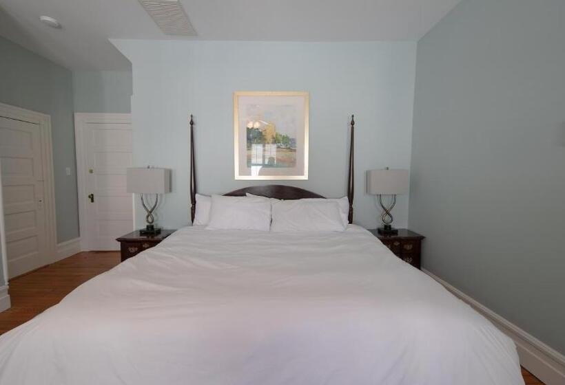غرفة قياسية سرير كينج, The Edenton Collection Captain S Quarters Inn