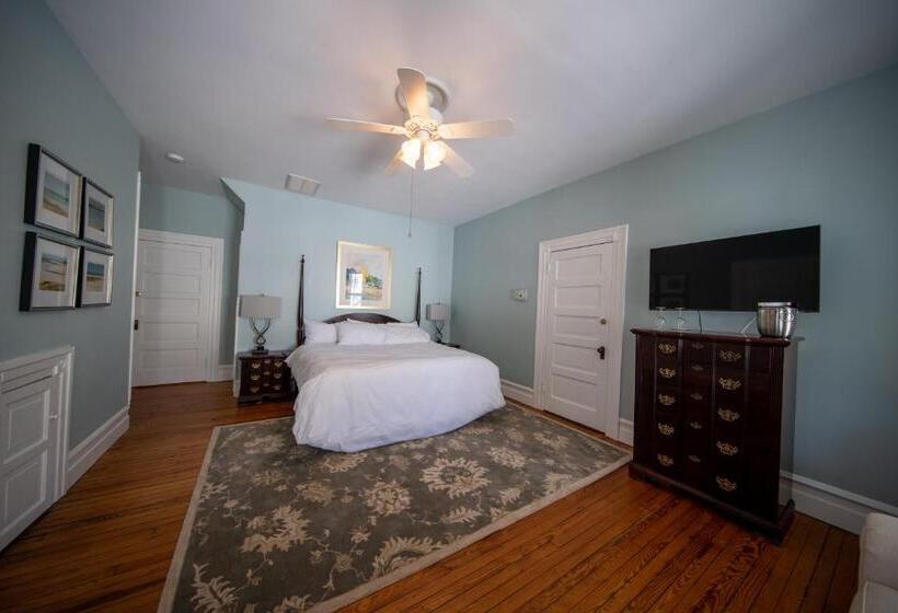 غرفة قياسية سرير كينج, The Edenton Collection Captain S Quarters Inn