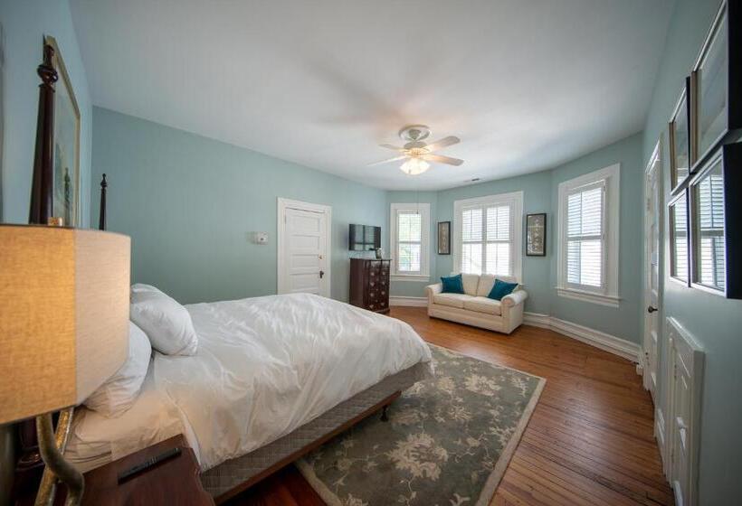 غرفة قياسية سرير كينج, The Edenton Collection Captain S Quarters Inn