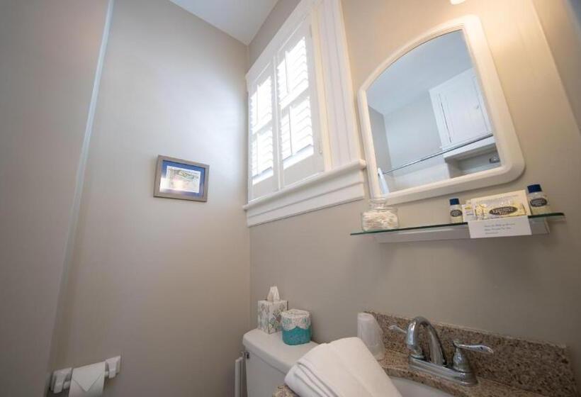 غرفة قياسية سرير كينج, The Edenton Collection Captain S Quarters Inn