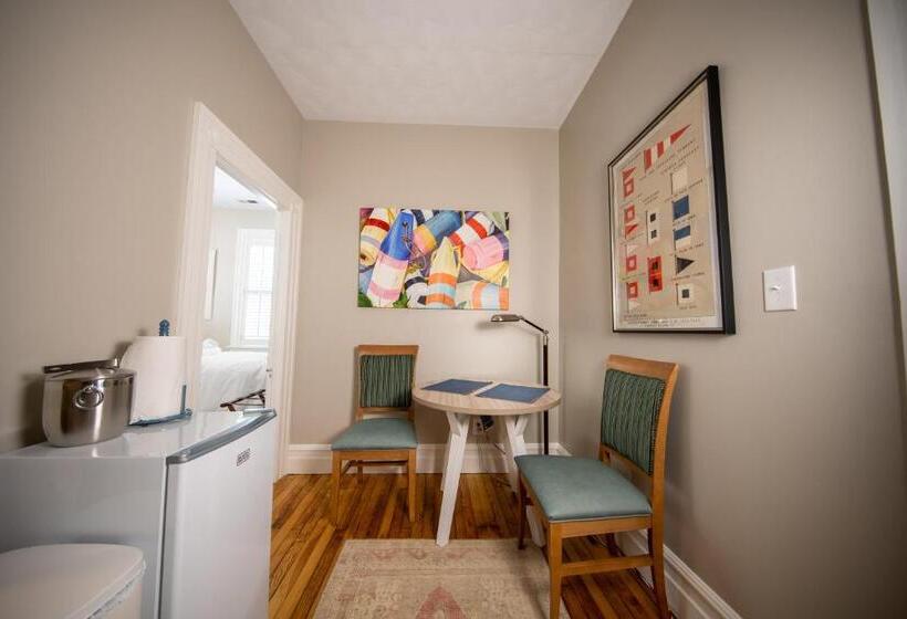 غرفة قياسية سرير كينج, The Edenton Collection Captain S Quarters Inn