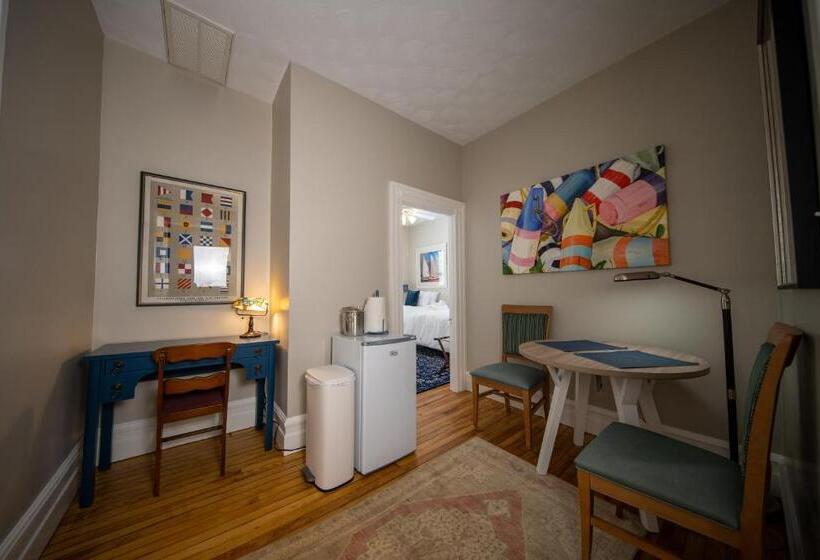 غرفة قياسية سرير كينج, The Edenton Collection Captain S Quarters Inn