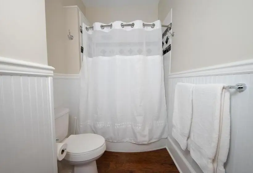 デラックスルーム, The Edenton Collection Captain S Quarters Inn