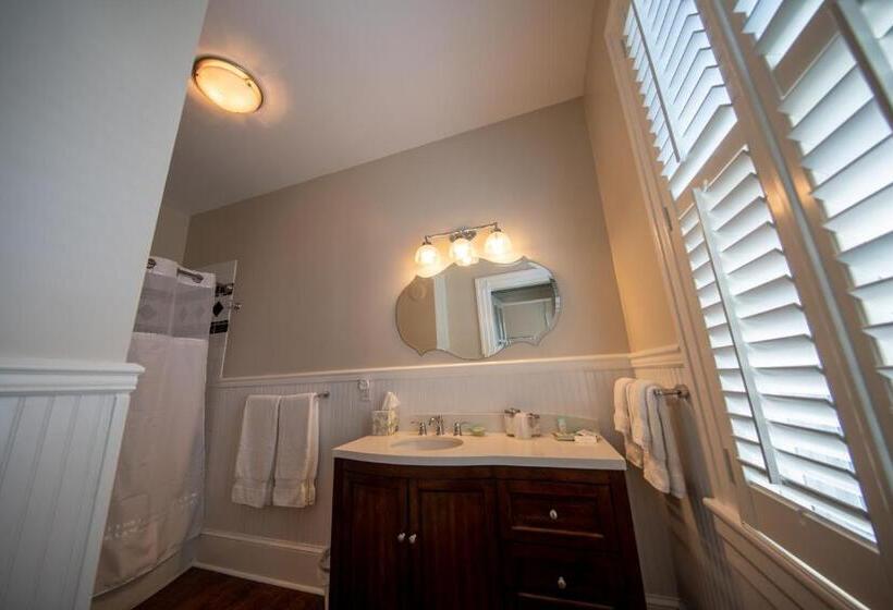 غرفة ديلوكس, The Edenton Collection Captain S Quarters Inn