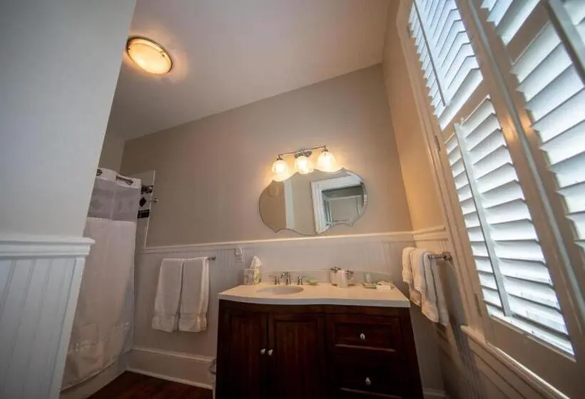 デラックスルーム, The Edenton Collection Captain S Quarters Inn
