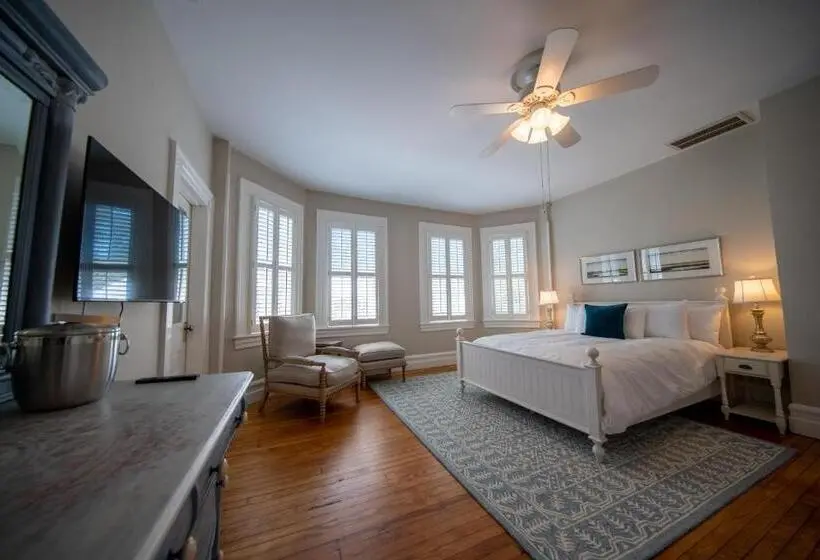 デラックスルーム, The Edenton Collection Captain S Quarters Inn