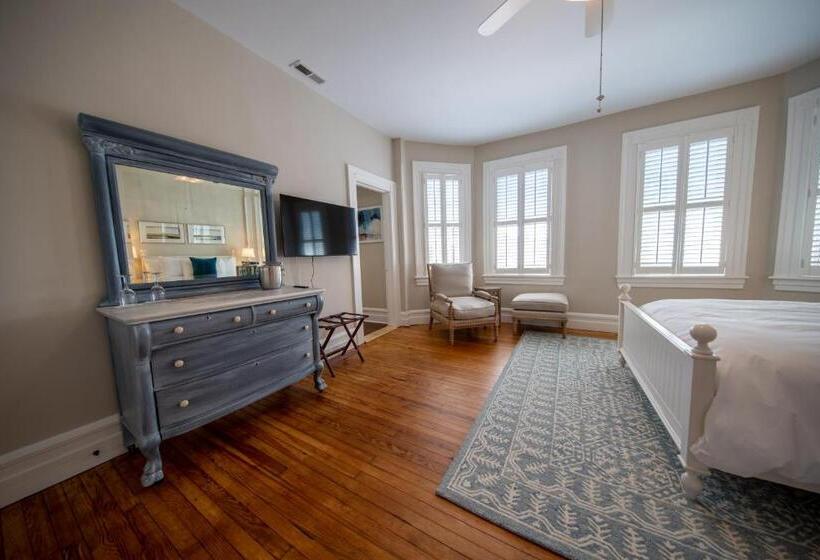غرفة ديلوكس, The Edenton Collection Captain S Quarters Inn