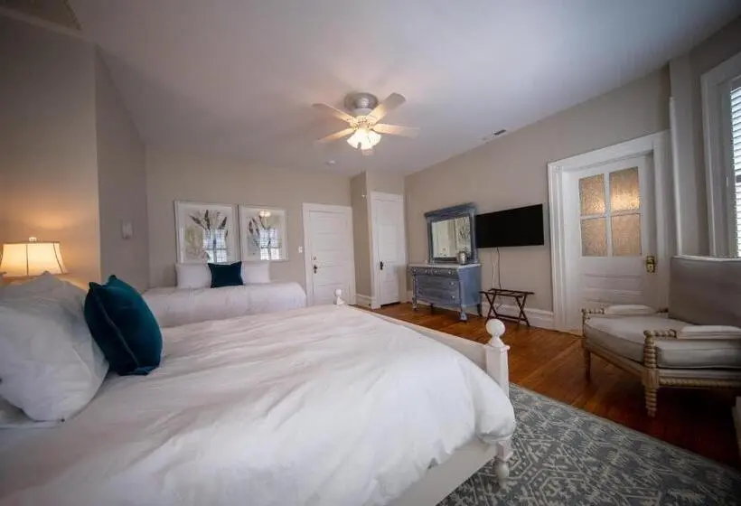 デラックスルーム, The Edenton Collection Captain S Quarters Inn