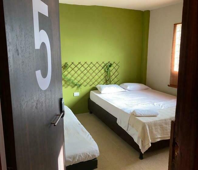 Quarto Triplo Estandar, Alojamiento Bambuu