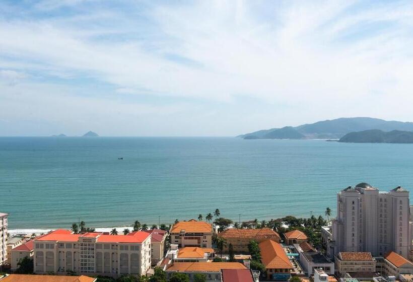 اتاق لوکس با بالکن و چشم‌انداز دریا, Marina Suites Apartment