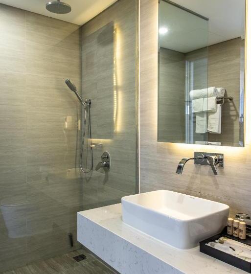 اتاق لوکس با بالکن و چشمانداز دریا, Marina Suites Apartment