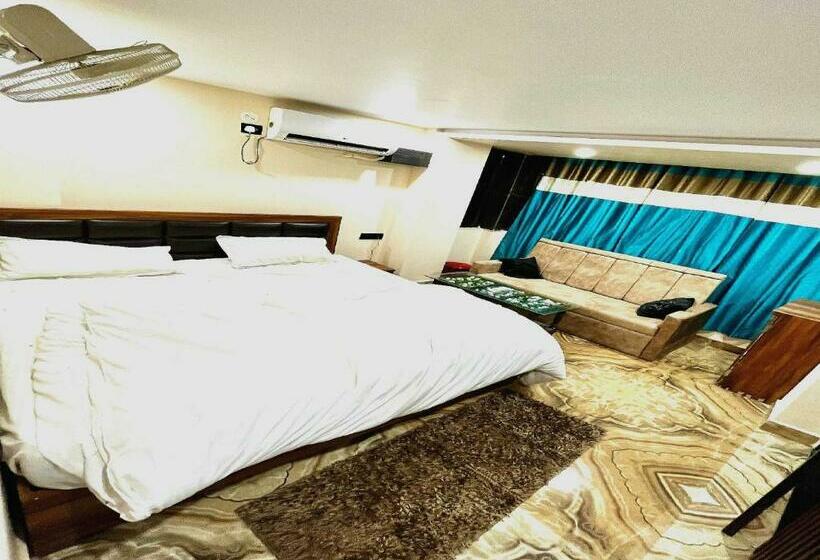 غرفة كلاسيكية ثلاثية, Town Inn