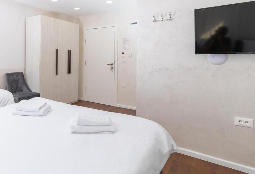 اتاق ساده سه نفره, Ornament Hotel And Apartments