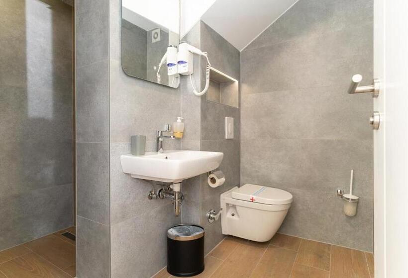 اتاق ساده سه‌ نفره, Ornament Hotel And Apartments