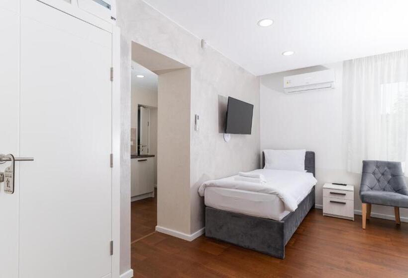 استودیو خانوادگی, Ornament Hotel And Apartments