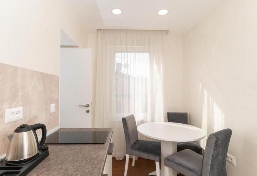 استودیو خانوادگی, Ornament Hotel And Apartments