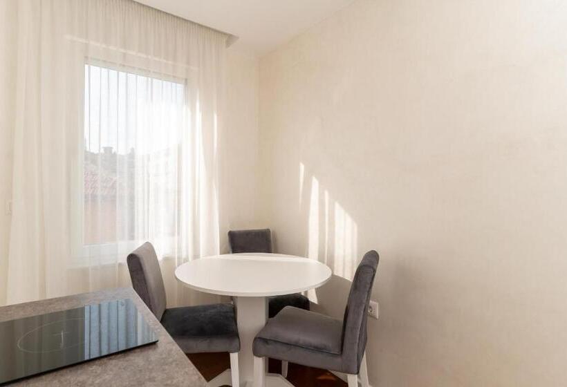 استودیو خانوادگی, Ornament Hotel And Apartments