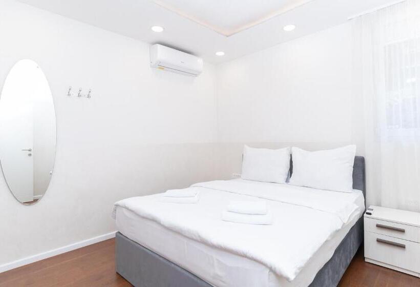 استودیوی لوکس, Ornament Hotel And Apartments