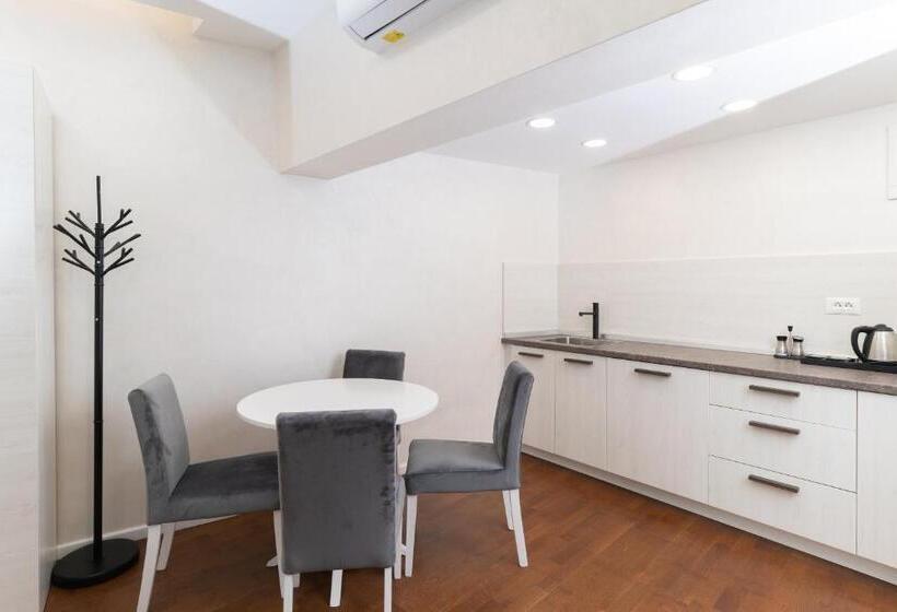 استودیوی لوکس, Ornament Hotel And Apartments