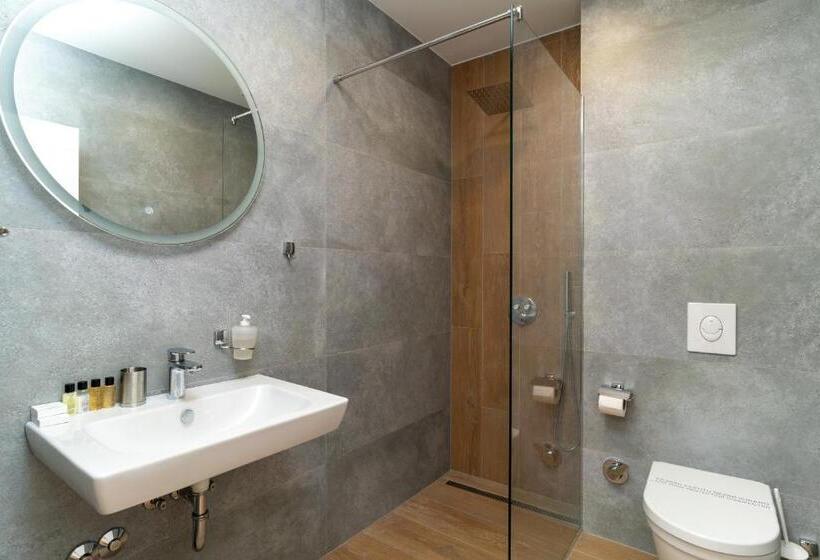 استودیوی لوکس, Ornament Hotel And Apartments