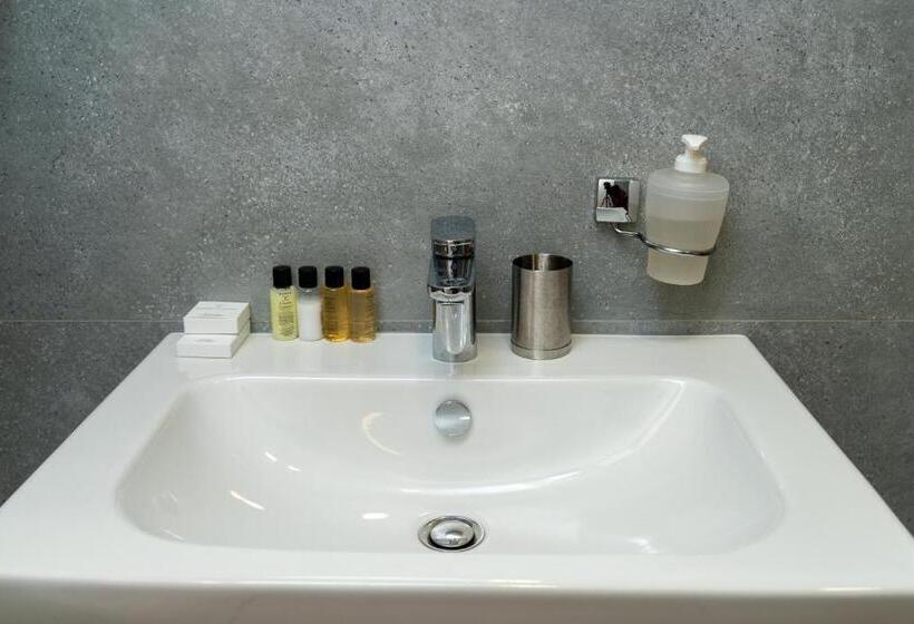 استودیوی لوکس, Ornament Hotel And Apartments