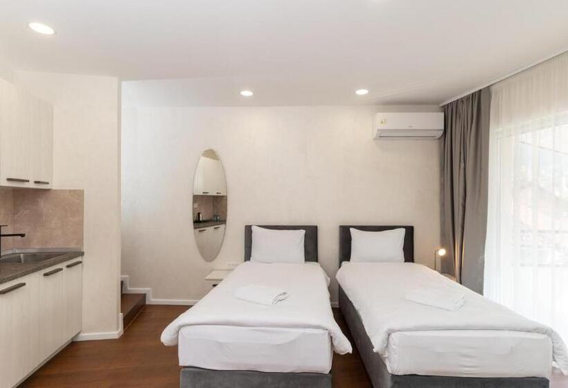 استودیو استاندارد با بالکن, Ornament Hotel And Apartments