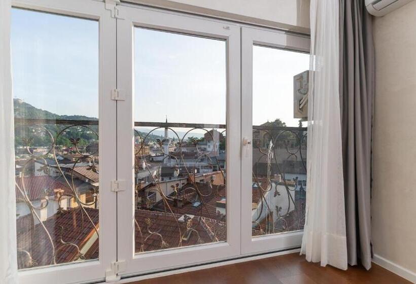 سوئیت پرزیدنت, Ornament Hotel And Apartments