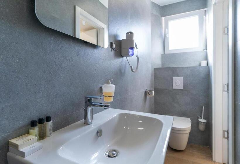 استودیو خانوادگی, Ornament Hotel And Apartments