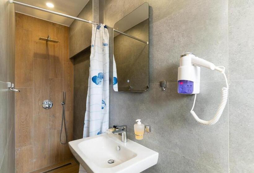 استودیو خانوادگی, Ornament Hotel And Apartments