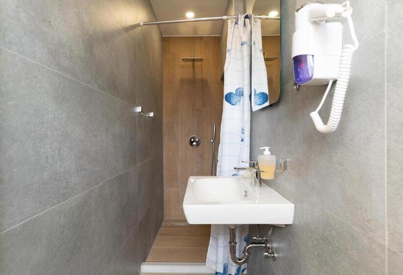 استودیو خانوادگی, Ornament Hotel And Apartments